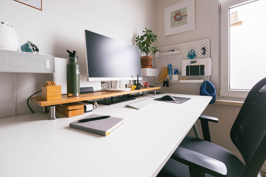 Bureau avec écran, clavier et ordinateur dans un espace de travail lumineux