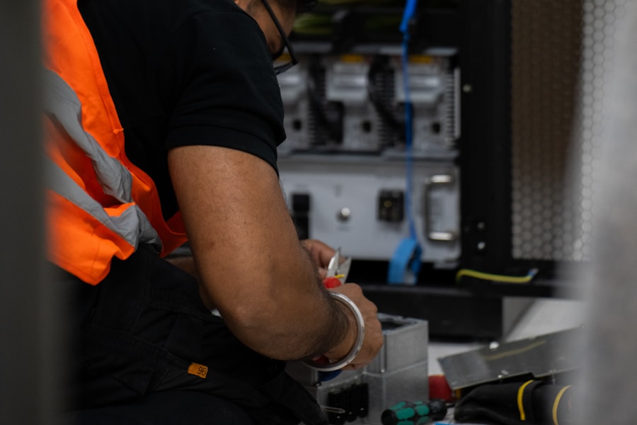 Technicien intervenant sur une baie de brassage réseau en entreprise
